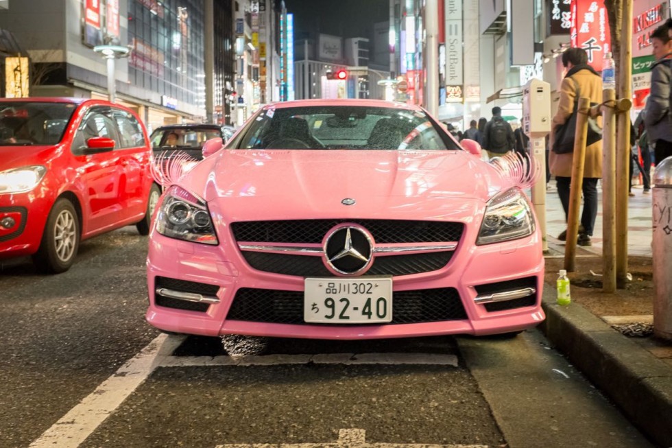 Pinker Mercedes mit Wimpern