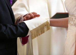 Priester bei einer Trauung